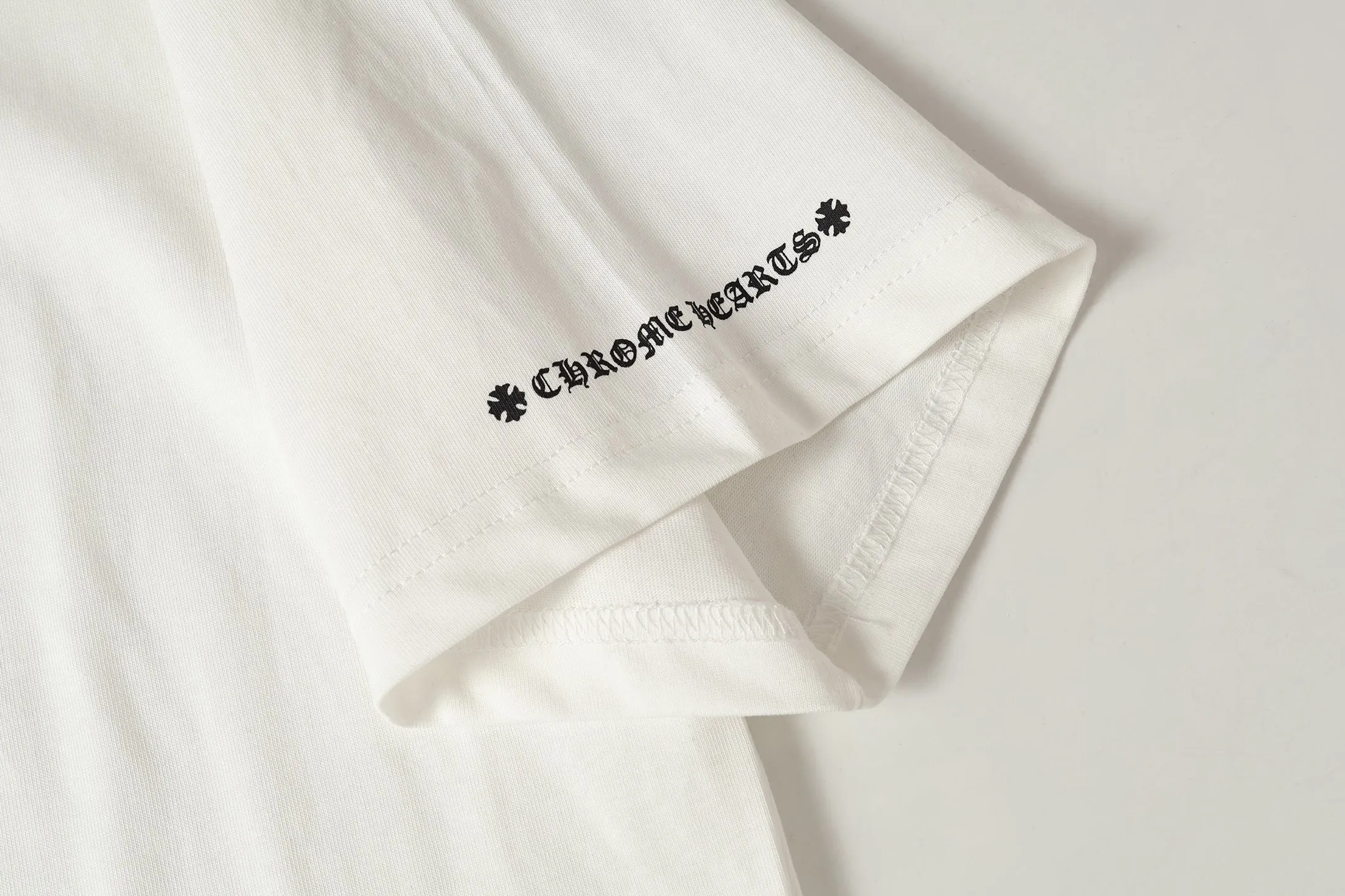 P150 Cross-border running quantity model, please do not place an order if you are pursuing quality - Chrome Hearts/Chrome Heart Cross Sanskrit short-sleeved T-shirt - High weight, high density and high quality. The wool is soft, delicate and skin-friendly. It feels soft and silky. It has excellent warmth and skin-friendly properties. - Customized weaving and dyeing, no color difference. No matter the fabric or workmanship details, it is better than the ordinary version on the market. -Colour: black white -Size: S M L XL